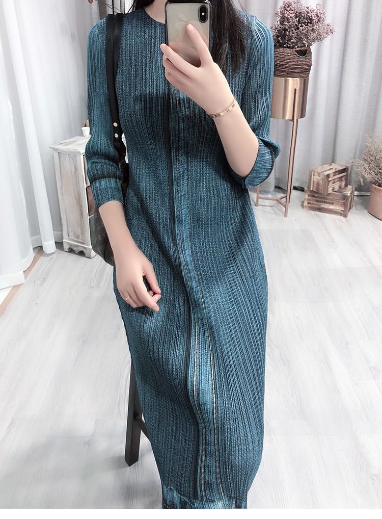 Polyester Round Neck 3/4 th Sleeves Mid-Length Pleated Dress